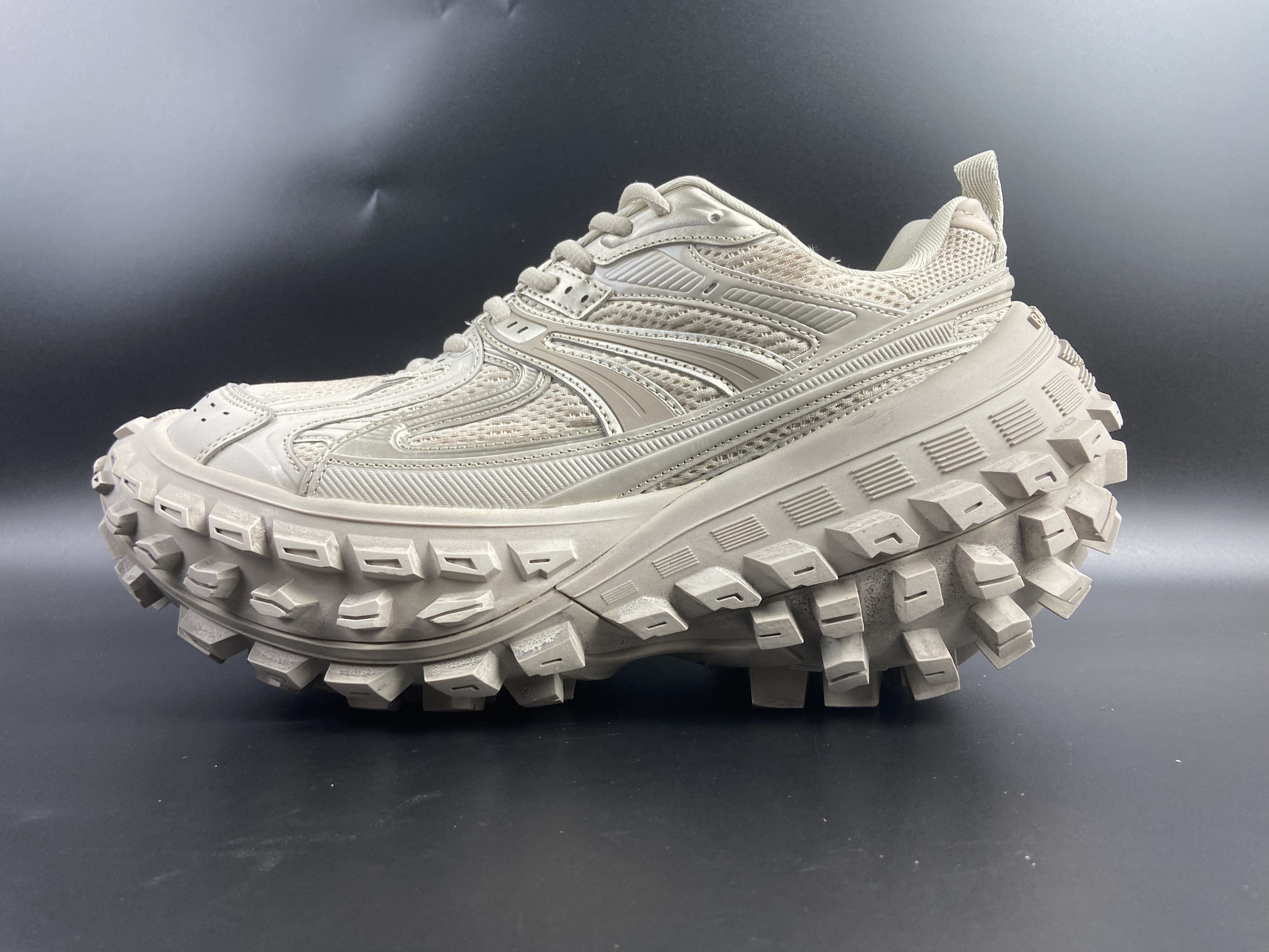 Balenciaga Defender Beige vista 2