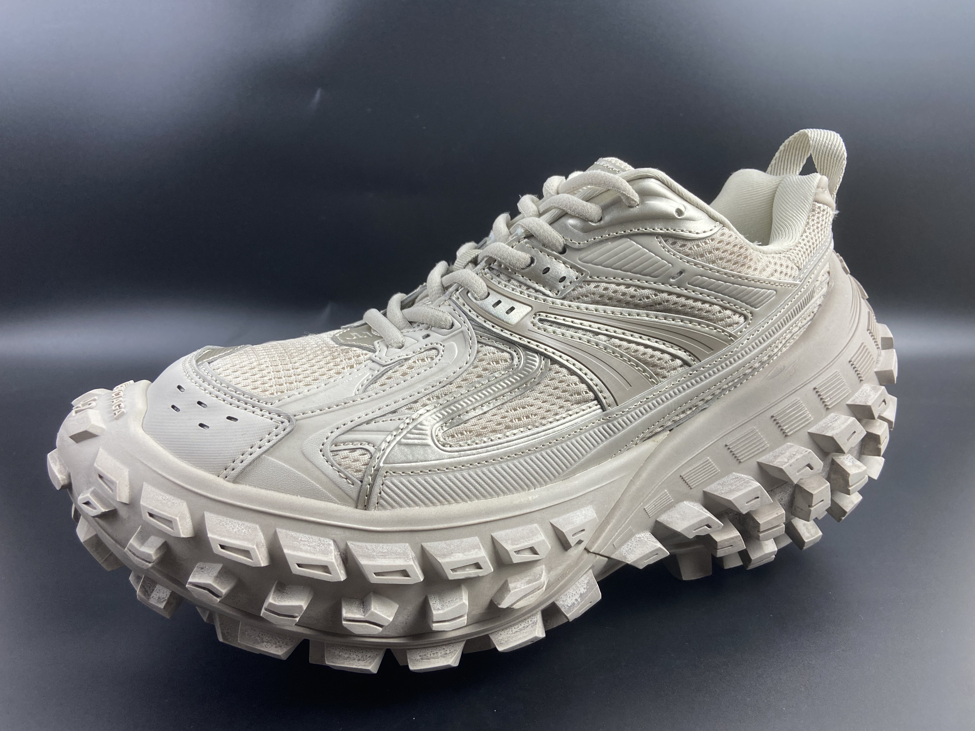Balenciaga Defender Beige vista 3