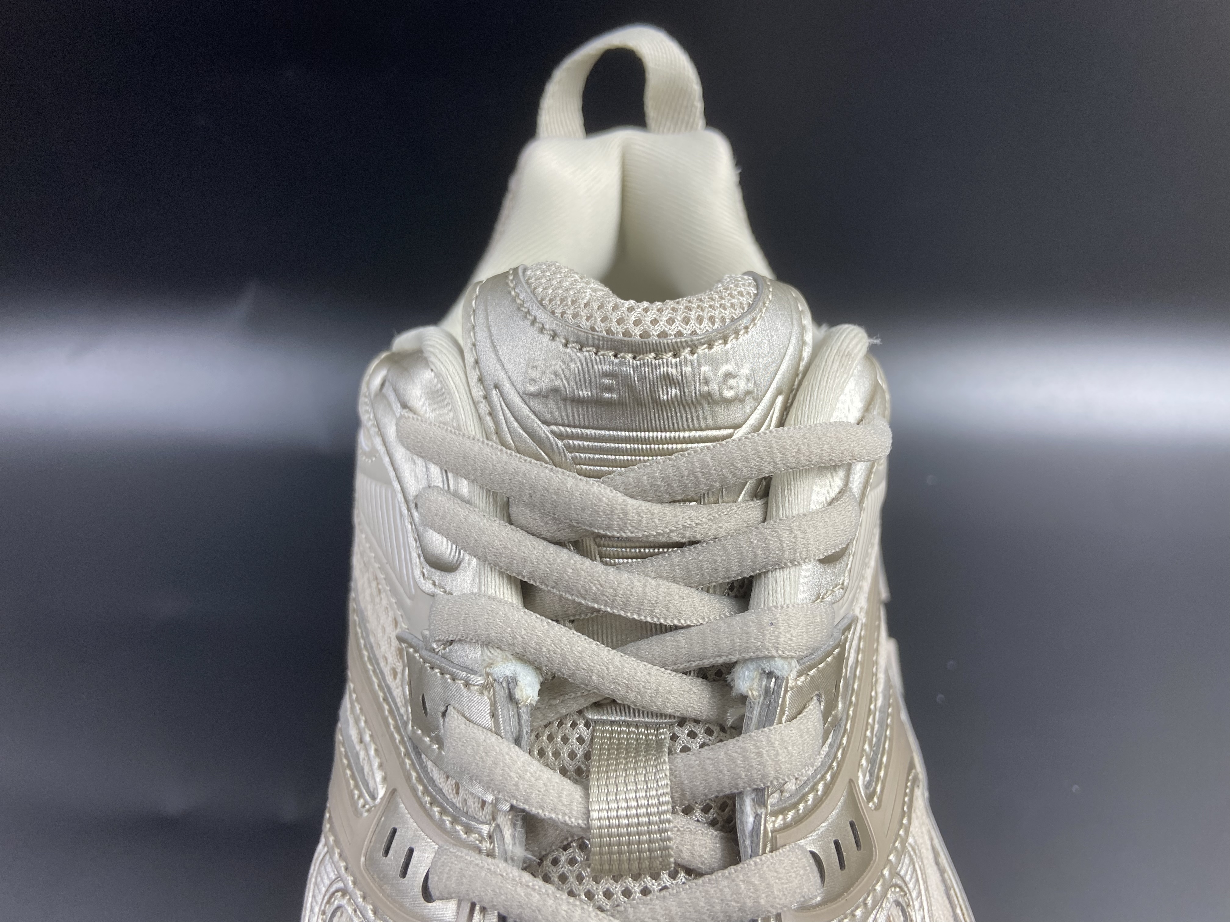 Balenciaga Defender Beige vista 4