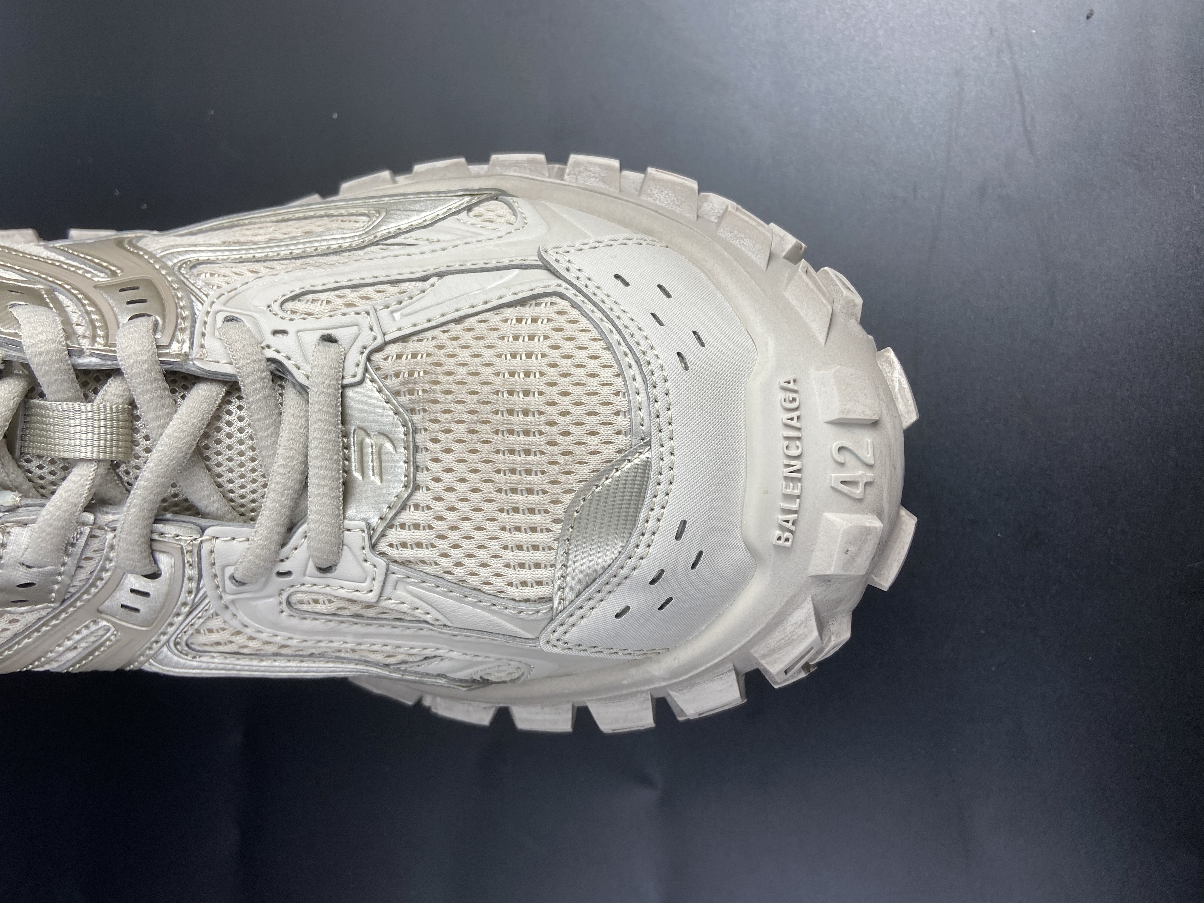 Balenciaga Defender Beige vista 5