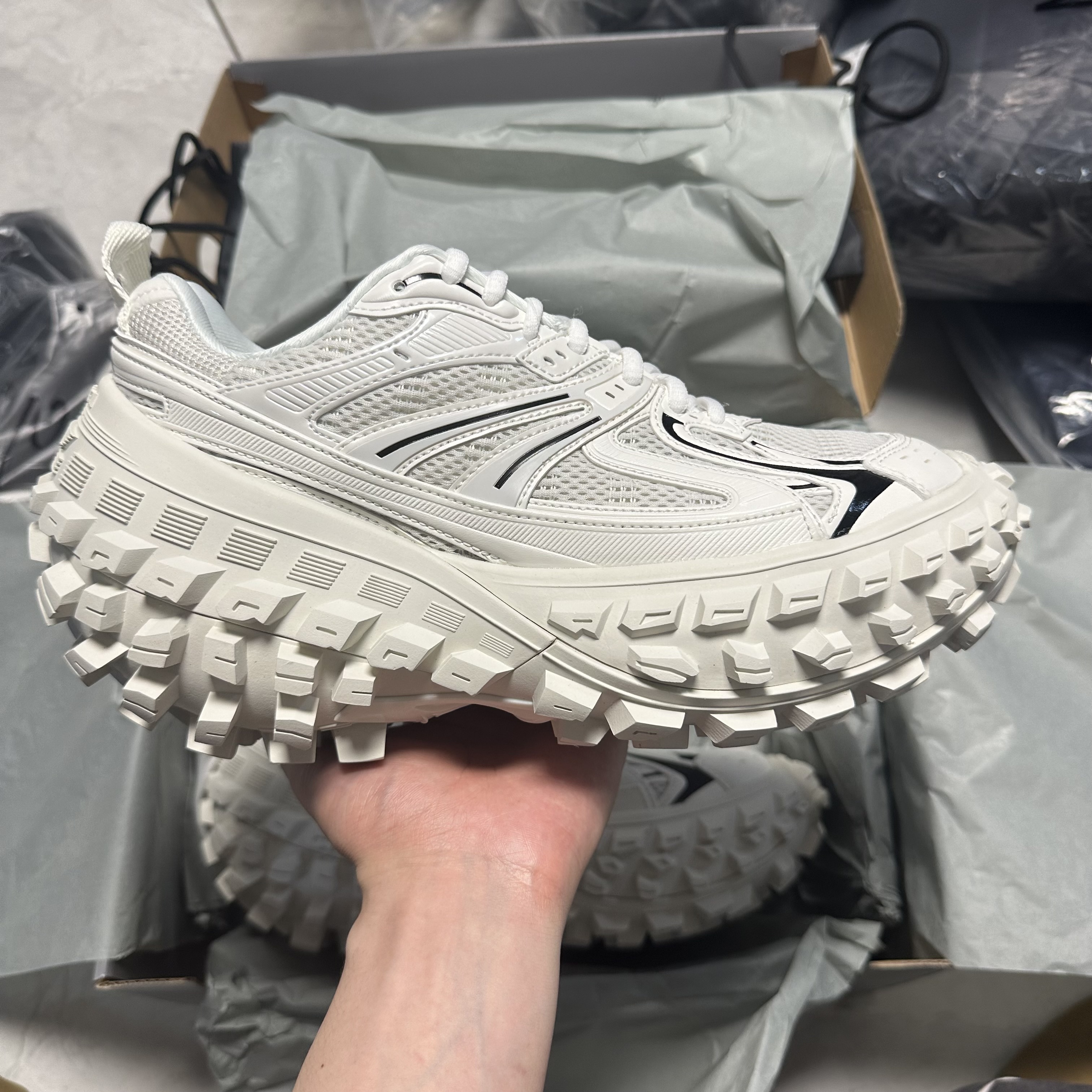 Balenciaga Defender Light Beige vista 2