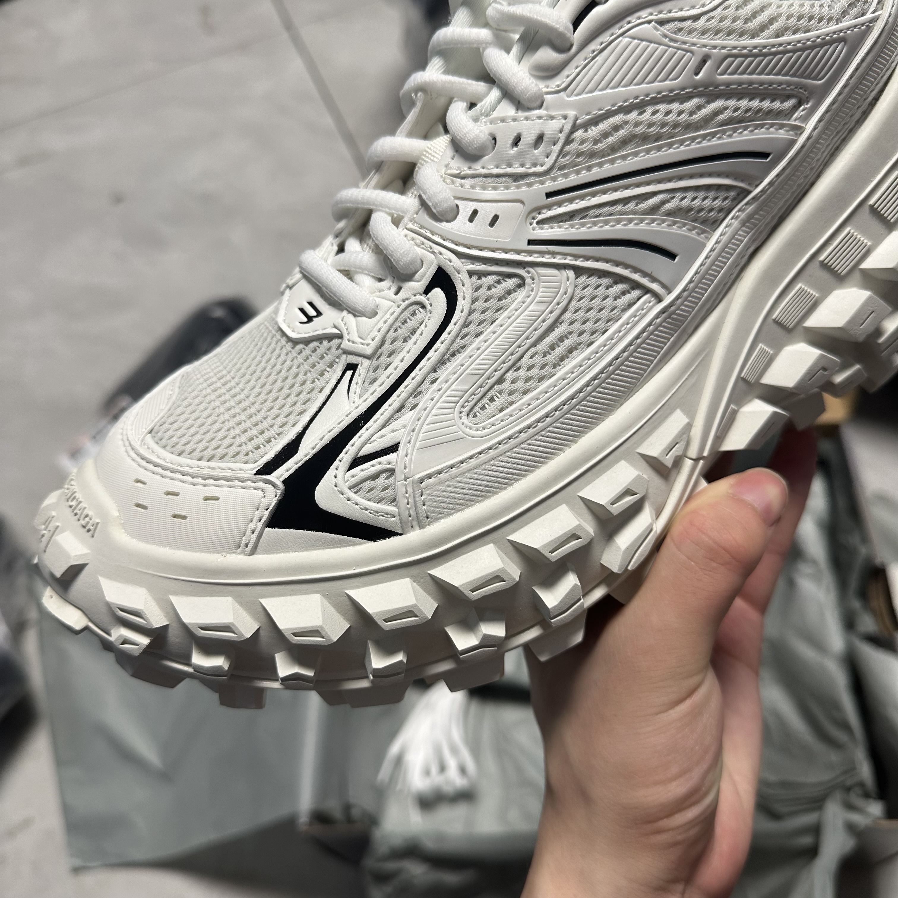 Balenciaga Defender Light Beige vista 3
