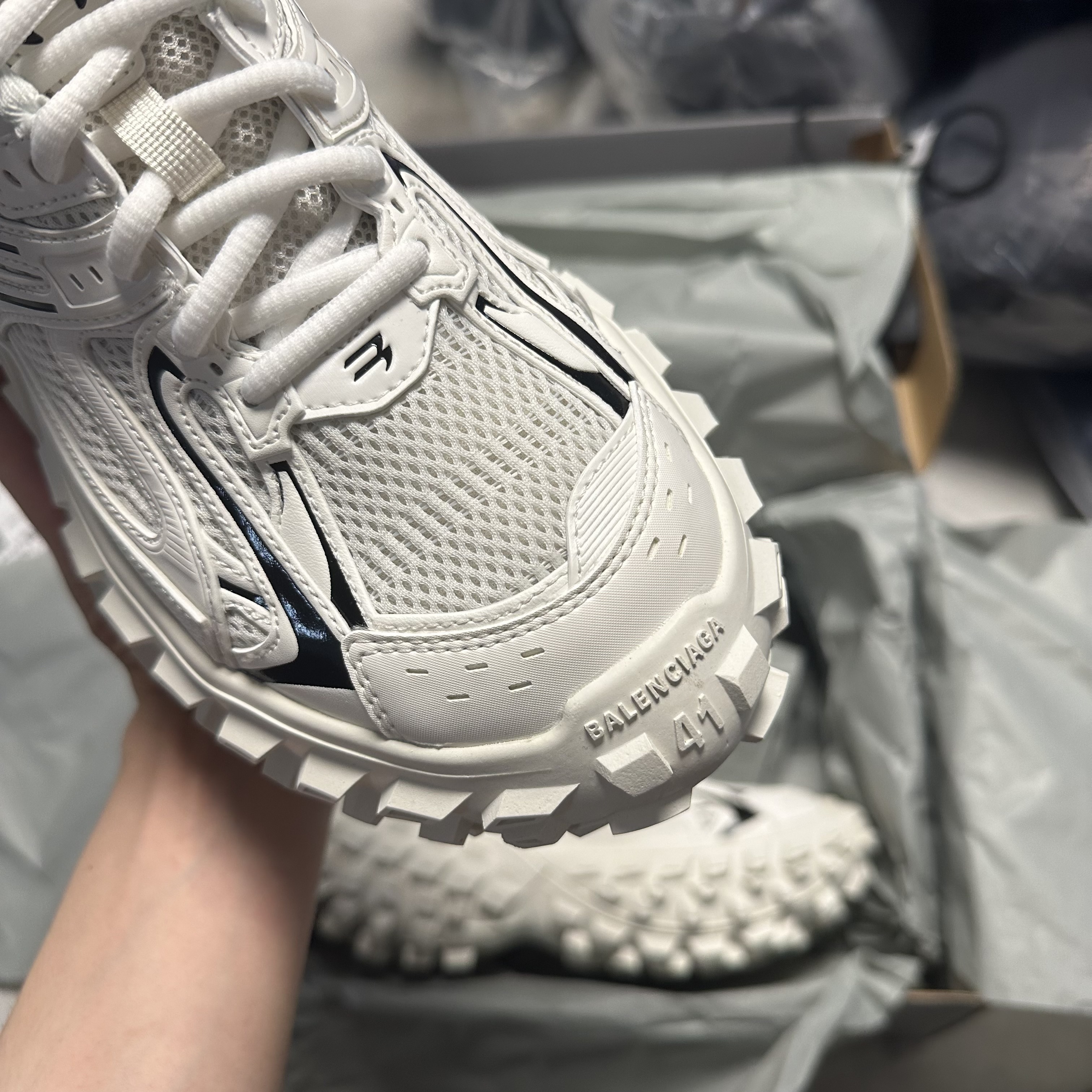 Balenciaga Defender Light Beige vista 4