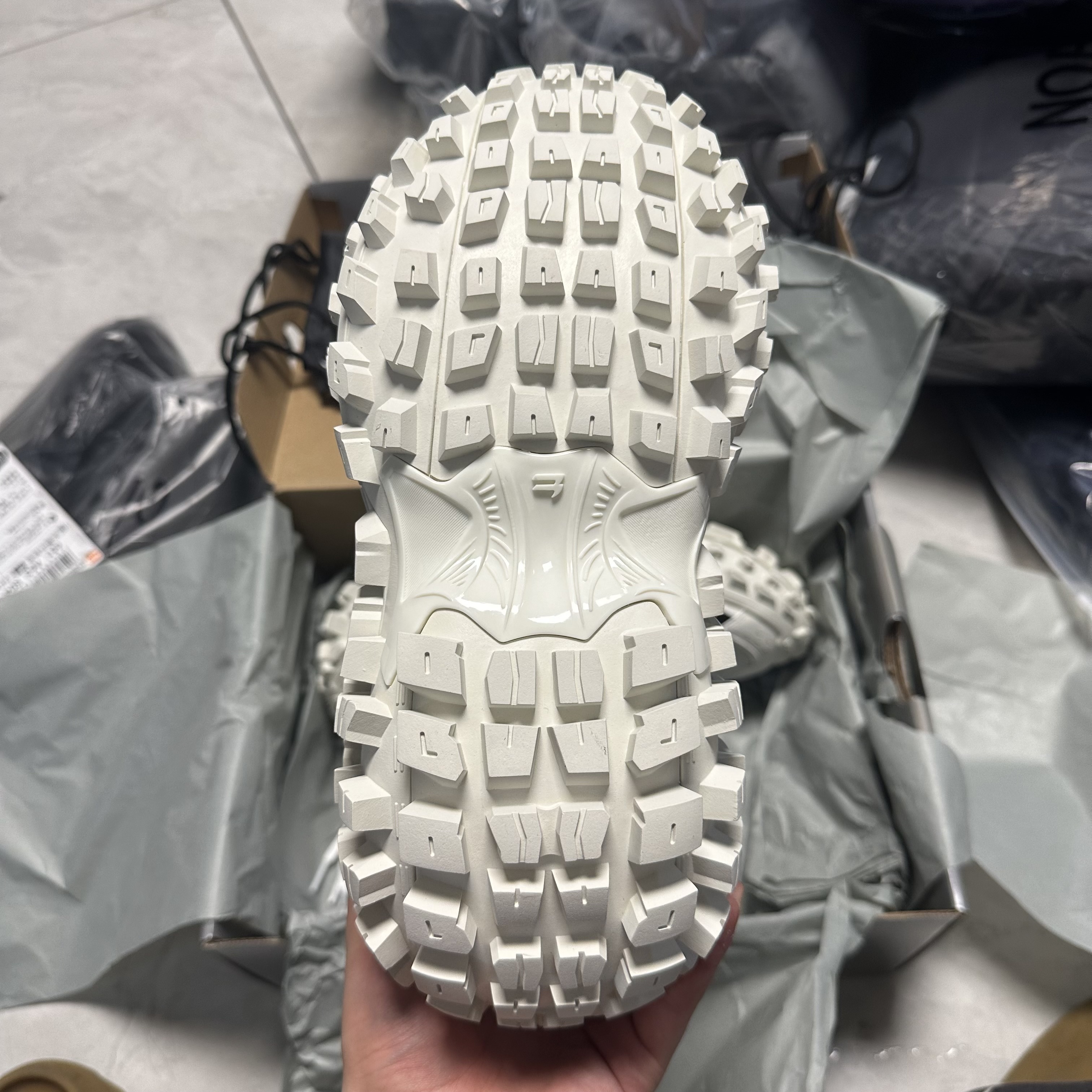 Balenciaga Defender Light Beige vista 8