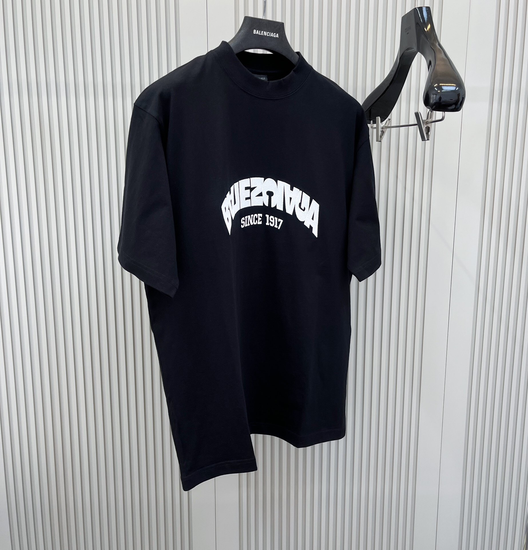 Balenciaga Back Flip Oversized Tee Black Hombre vista 3