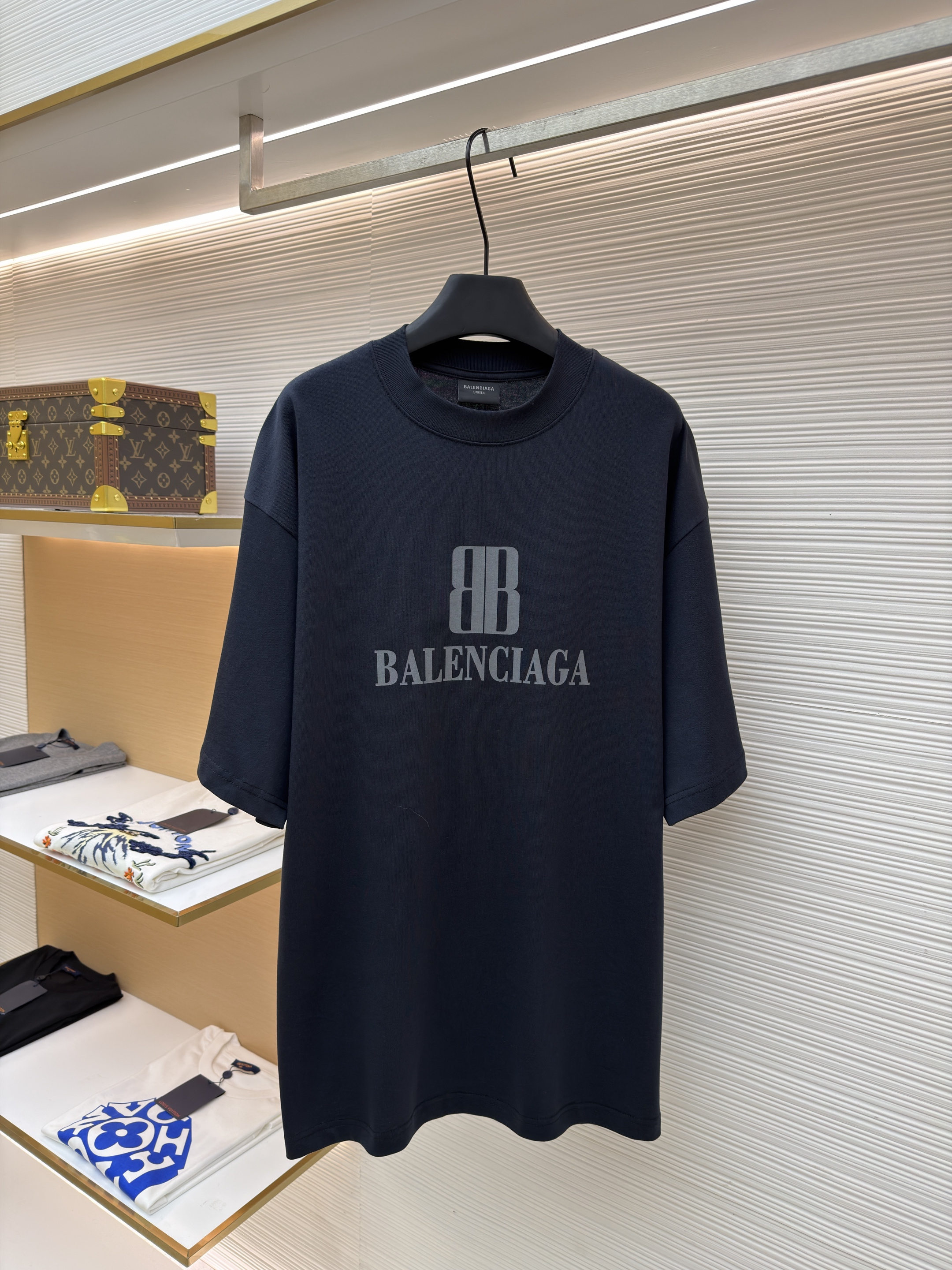 Balenciaga Nano BB Medium Fit Tee Faded Black vista 2