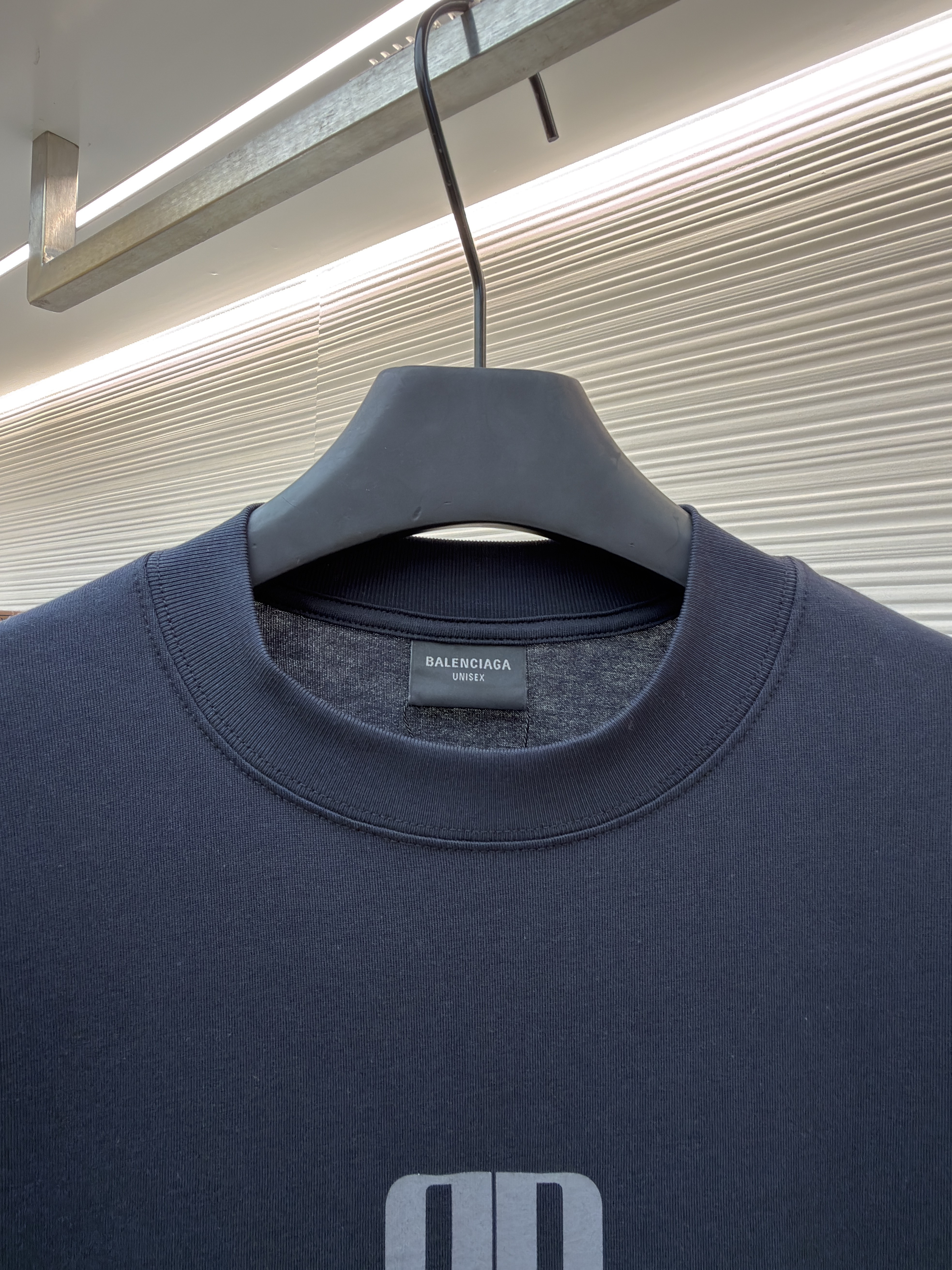 Balenciaga Nano BB Medium Fit Tee Faded Black vista 4