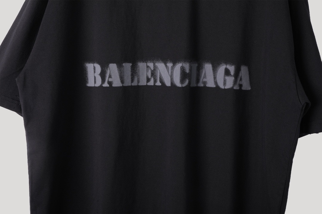 Balenciaga Stencil-Type Logo Medium Fit T-Shirt Black vista 4