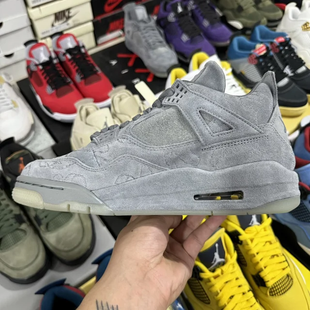 Jordan 4 Retro Kaws Grey vista 3