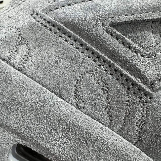 Jordan 4 Retro Kaws Grey vista 6