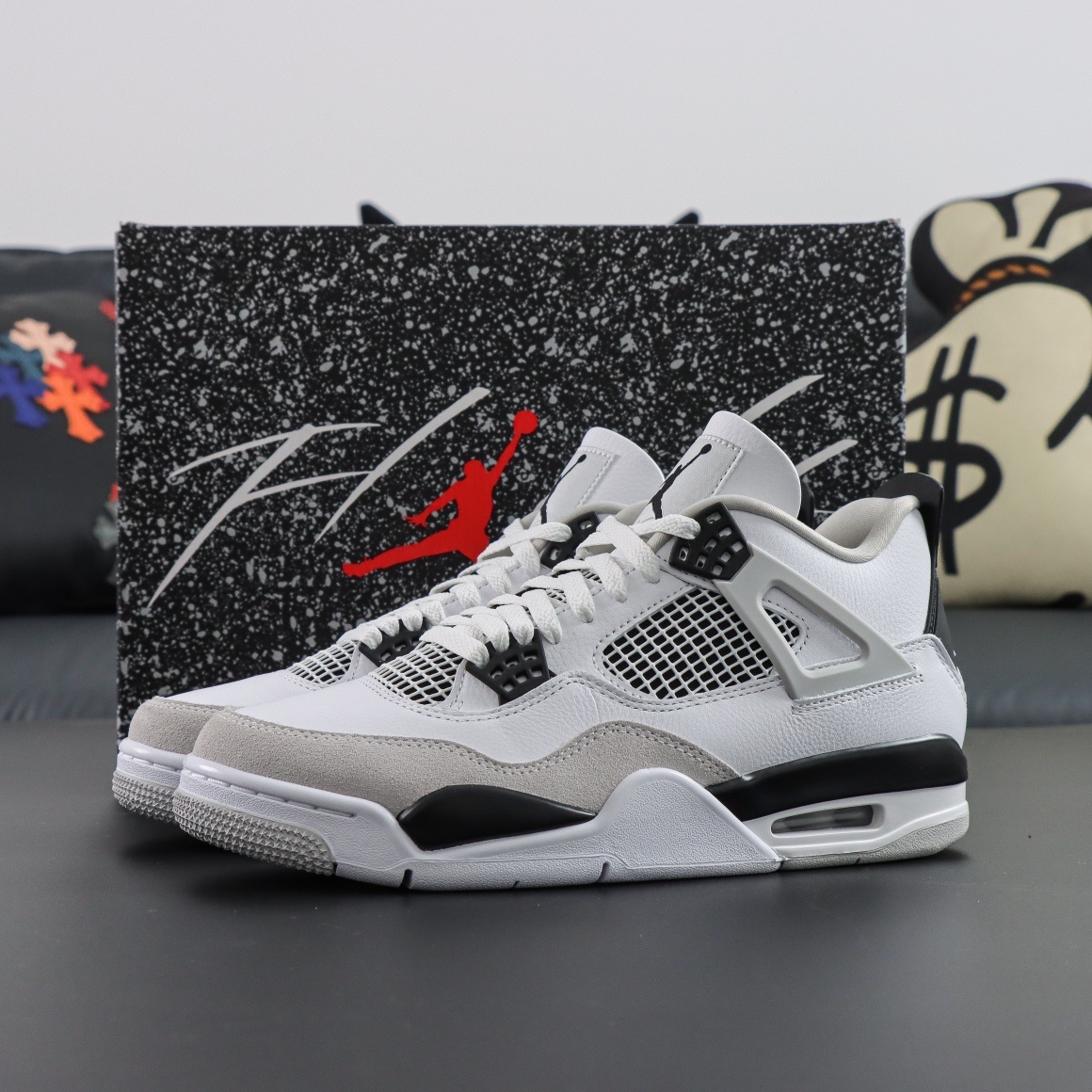 Jordan 4 Retro Military Black vista 2