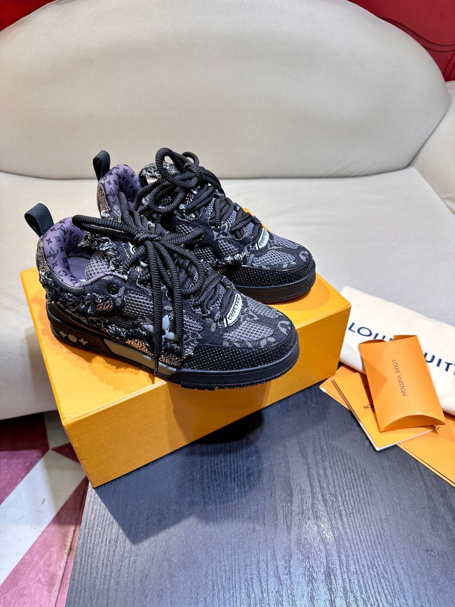Louis Vuitton Skate Trainer Black Swarovski Monogram vista 3