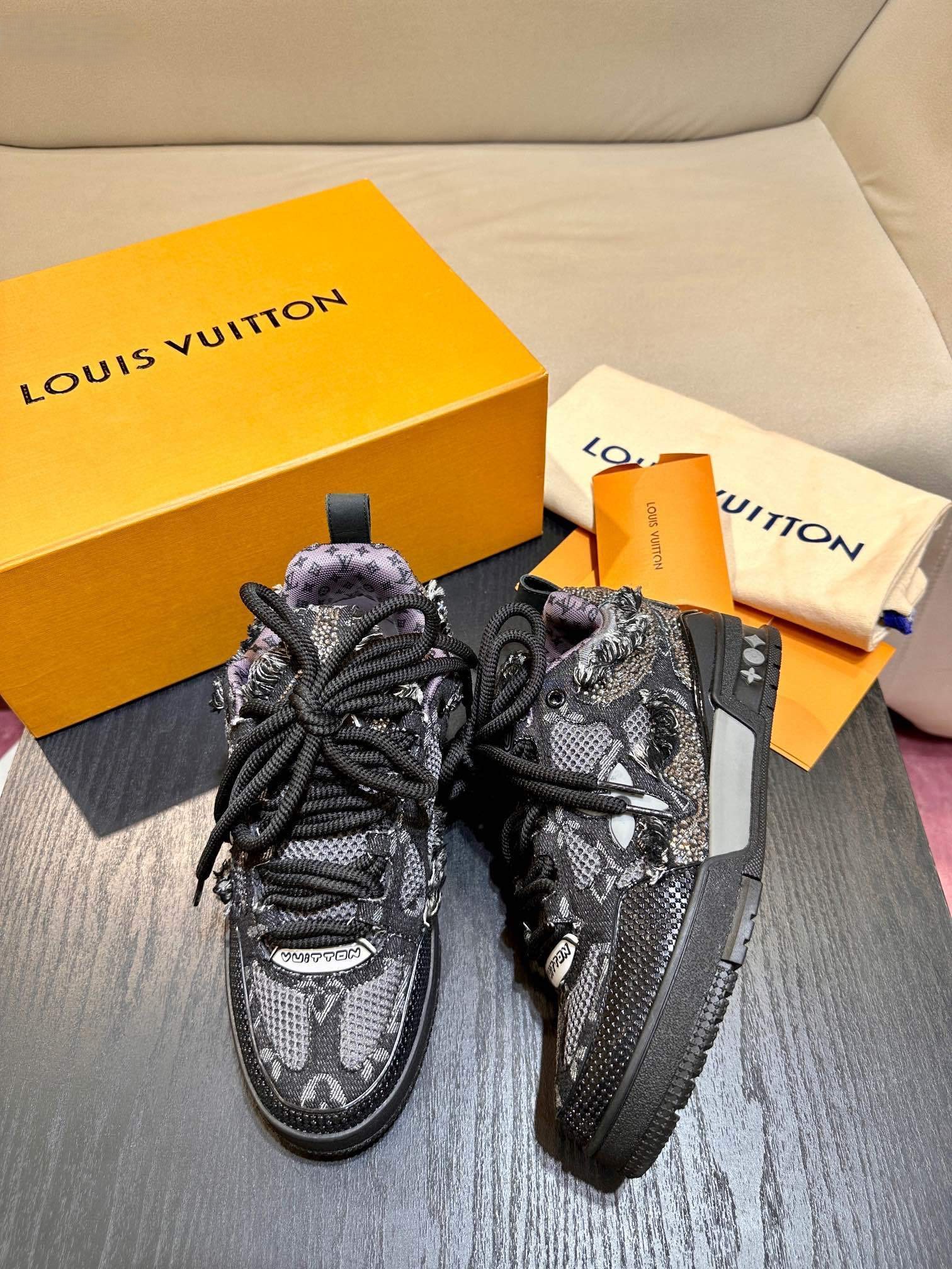 Louis Vuitton Skate Trainer Black Swarovski Monogram vista 6