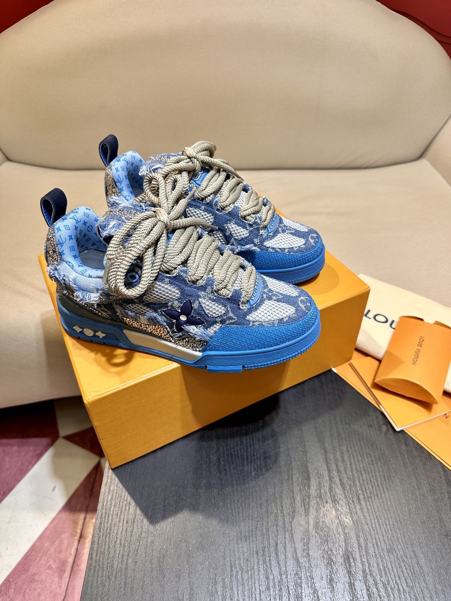 Louis Vuitton Skate Trainer Blue Swarovski Monogram vista 3