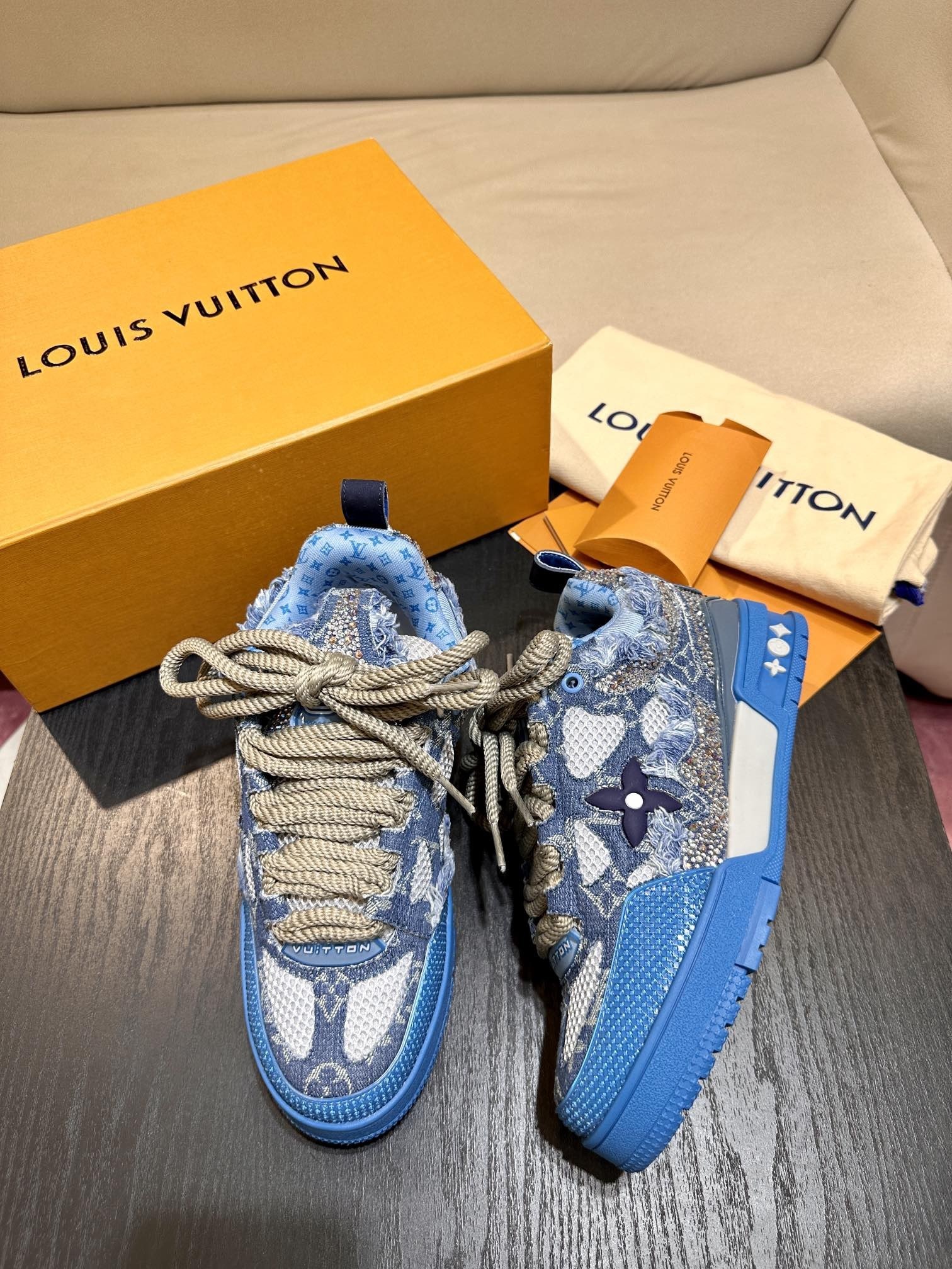 Louis Vuitton Skate Trainer Blue Swarovski Monogram vista 4