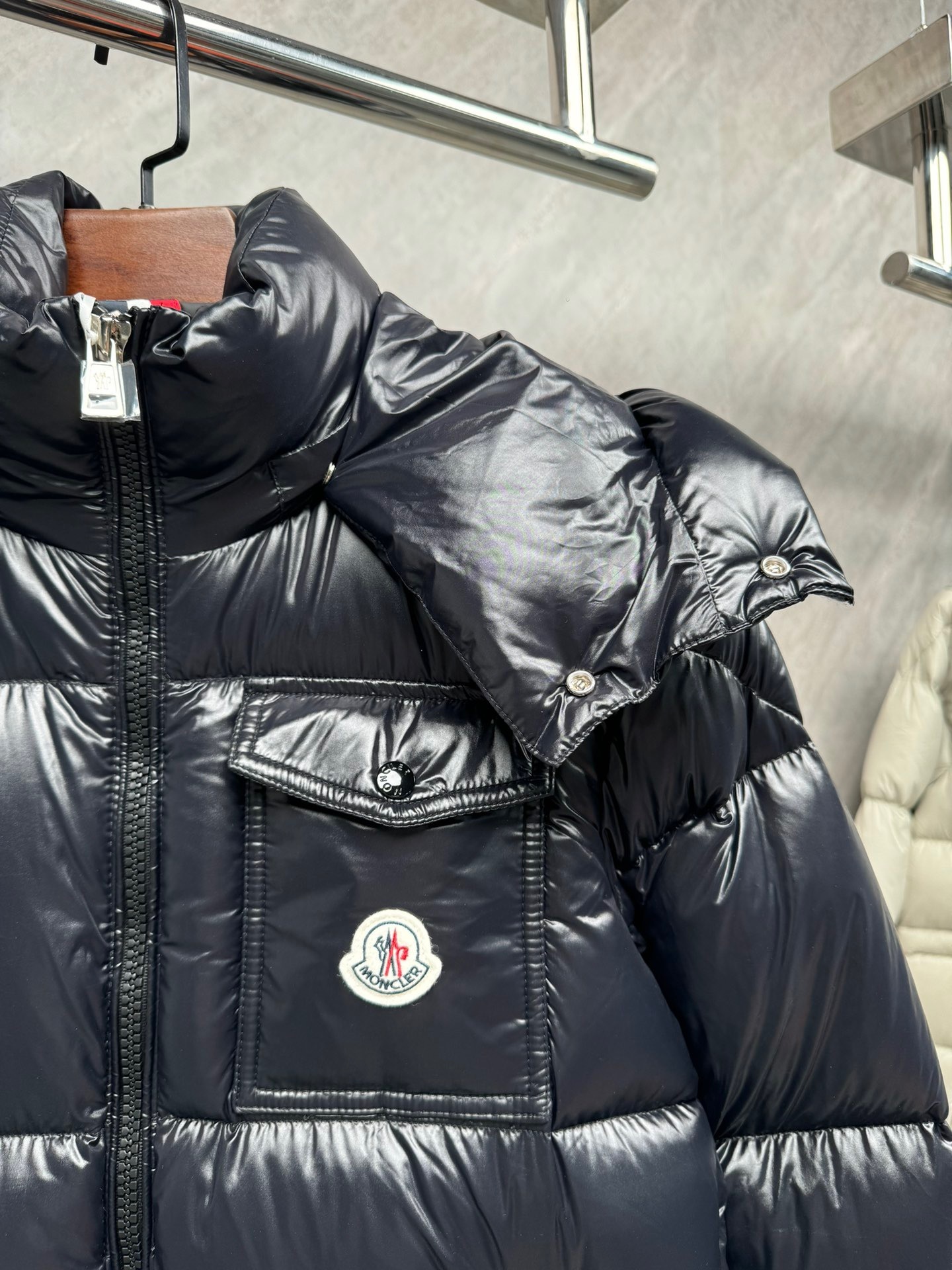 Moncler Montbeliard DownJacket vista 4