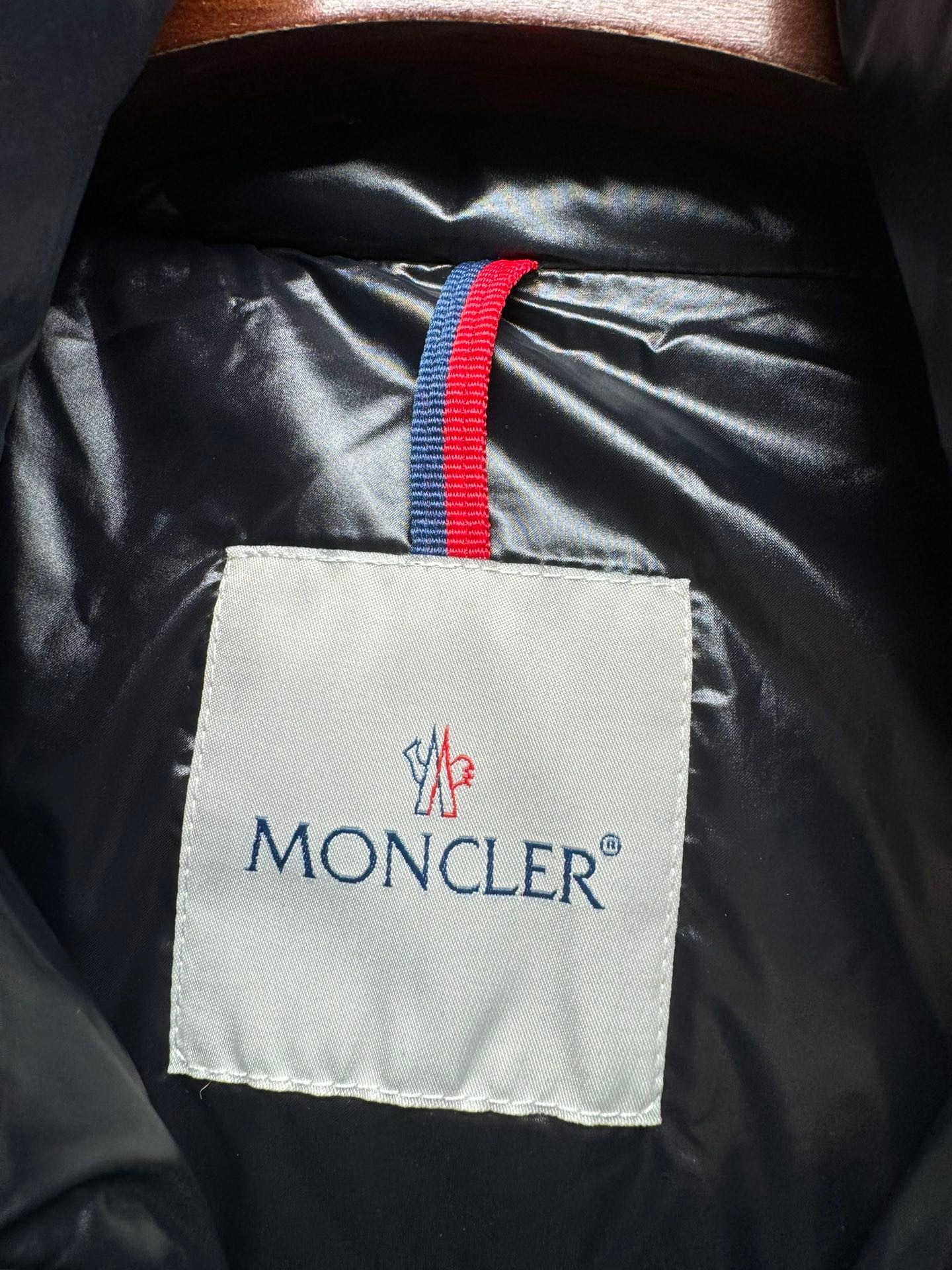 Moncler Montbeliard DownJacket vista 8