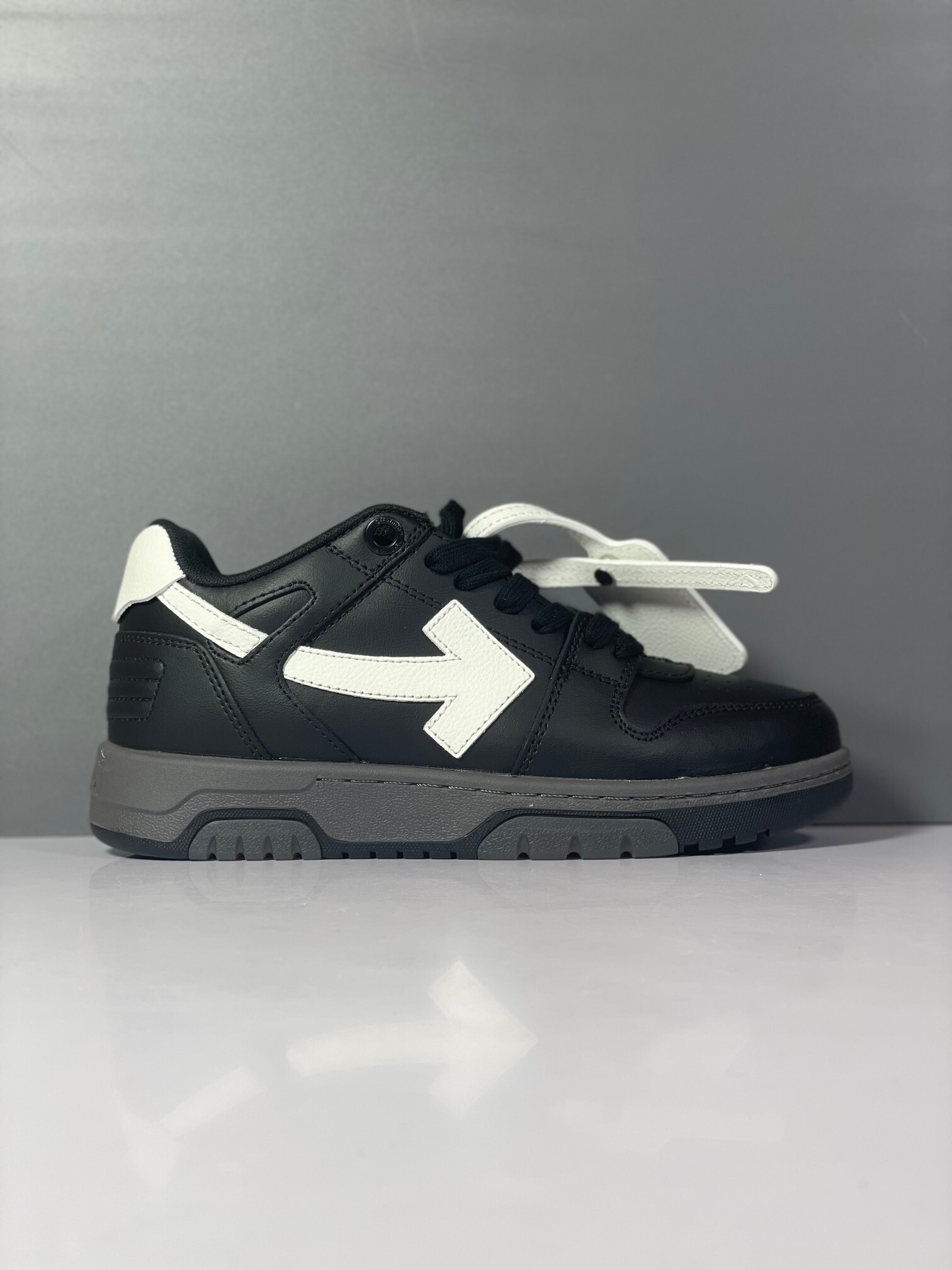 Off-White Out Of Office Low Tops Black Grey White vista 2