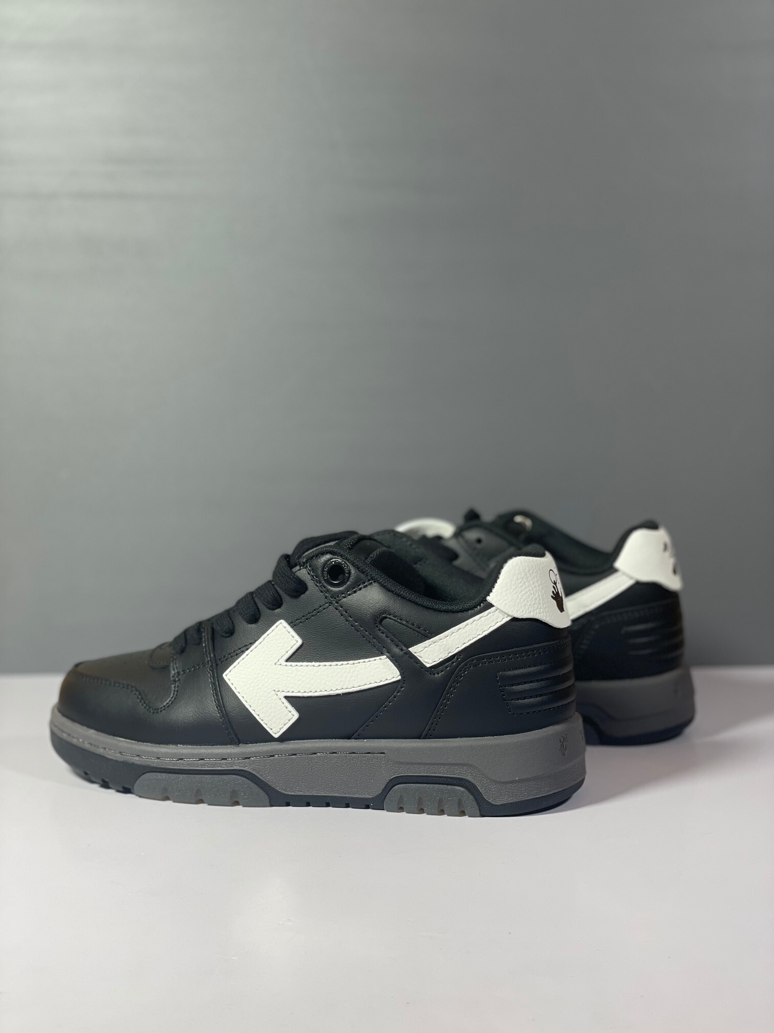 Off-White Out Of Office Low Tops Black Grey White vista 3