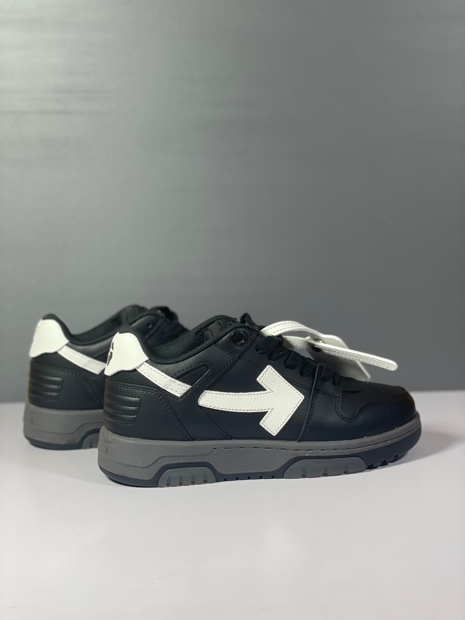 Off-White Out Of Office Low Tops Black Grey White vista 4