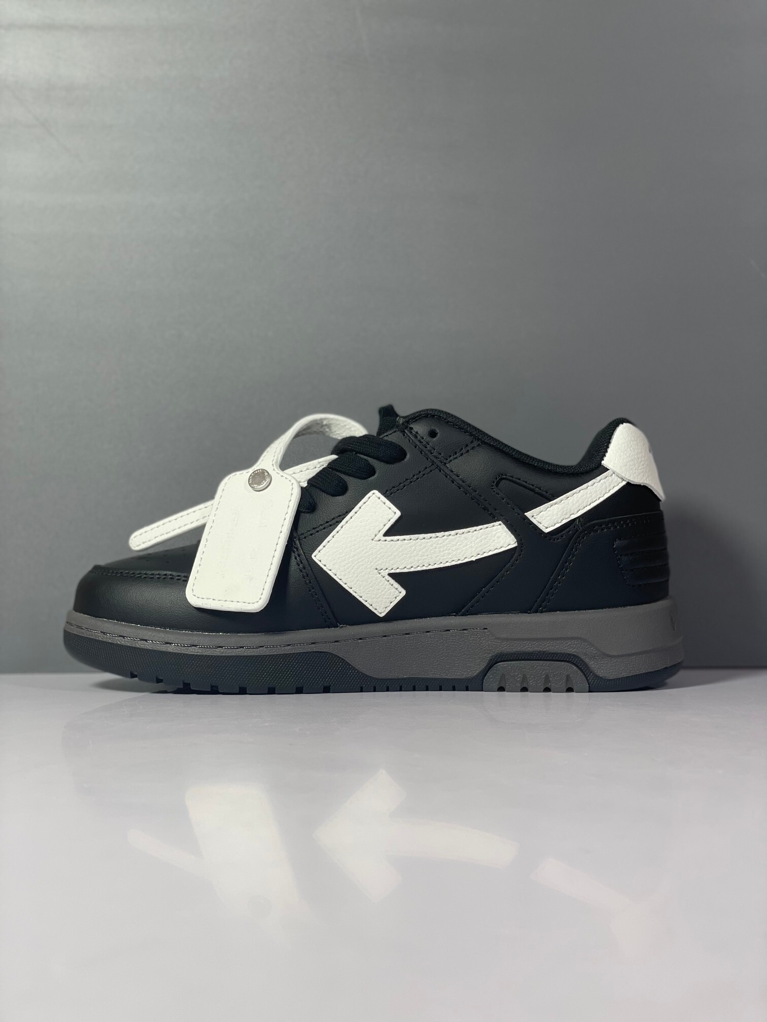 Off-White Out Of Office Low Tops Black Grey White vista 5