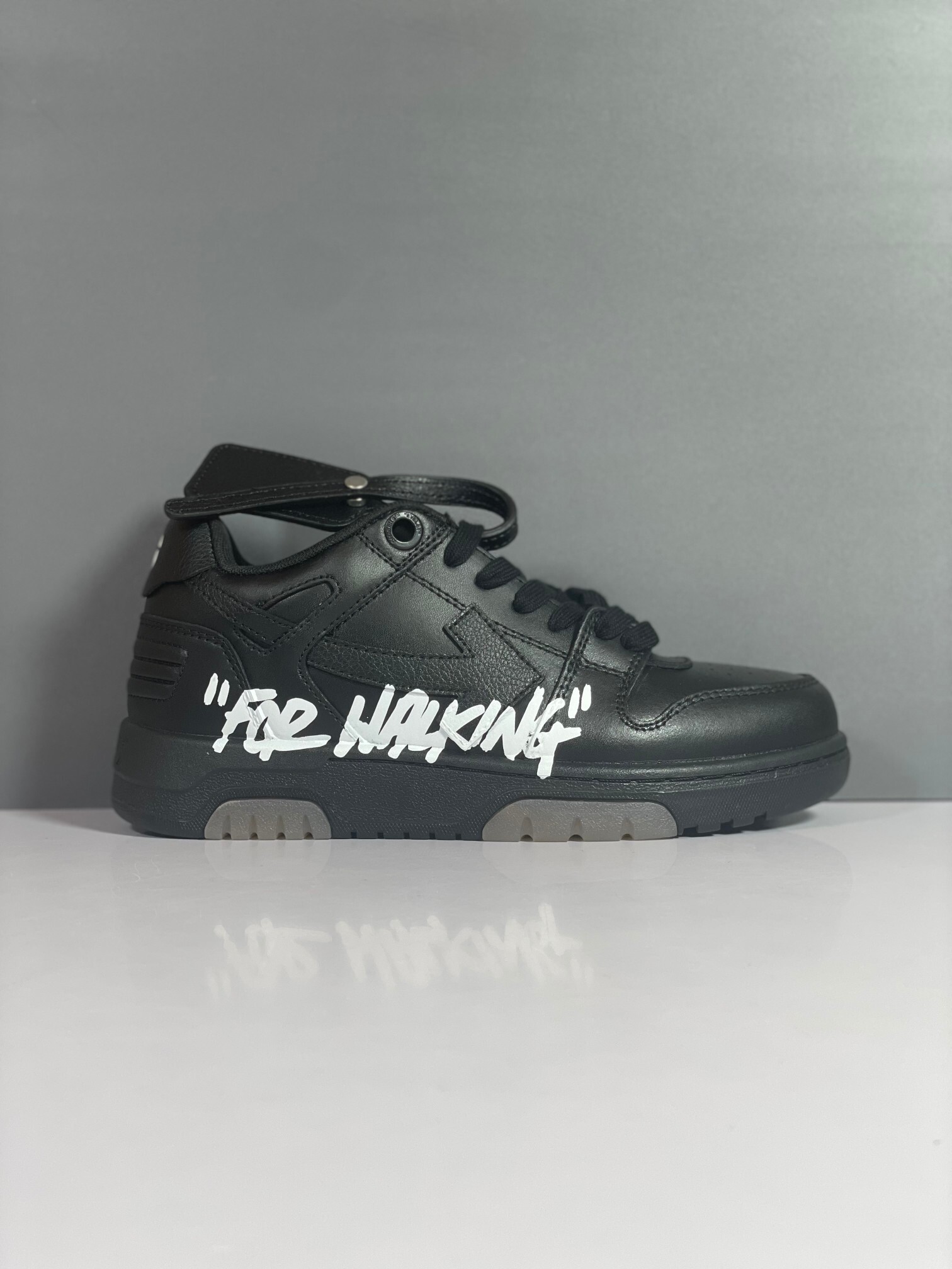 Off-White Out Of Office Low Tops "For Walking" Black White vista 2