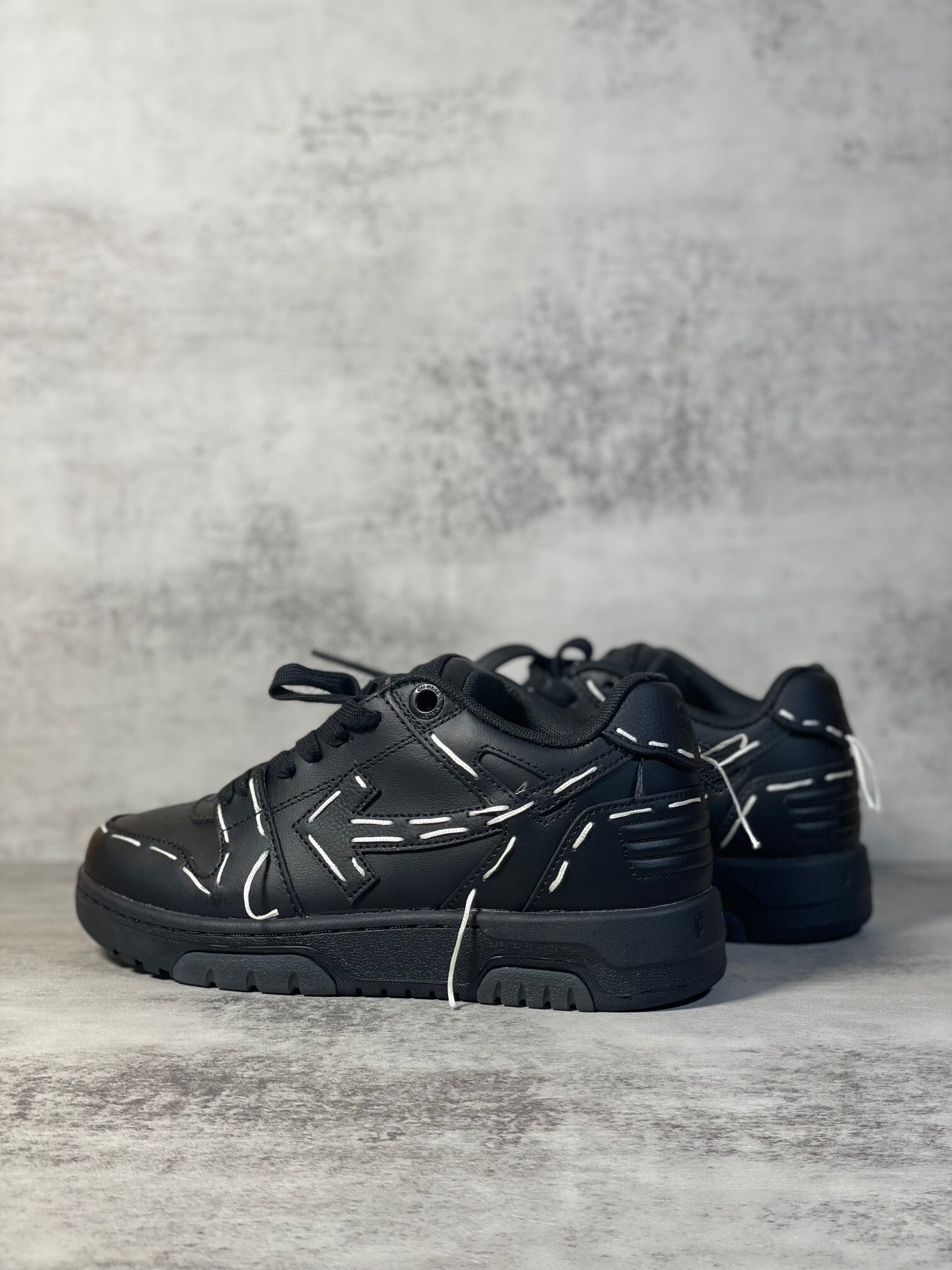 Off-White Out Of Office Low Sartorial Stitching Black (Women's) vista 4