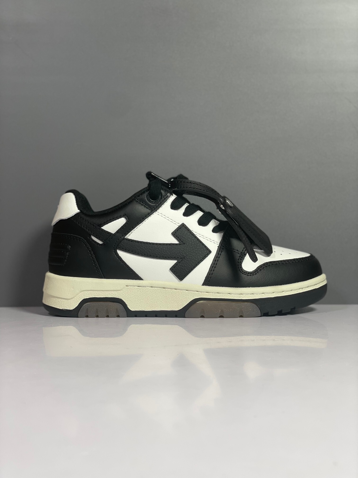 Off-White Out Of Office Calf Leather Panda vista 2