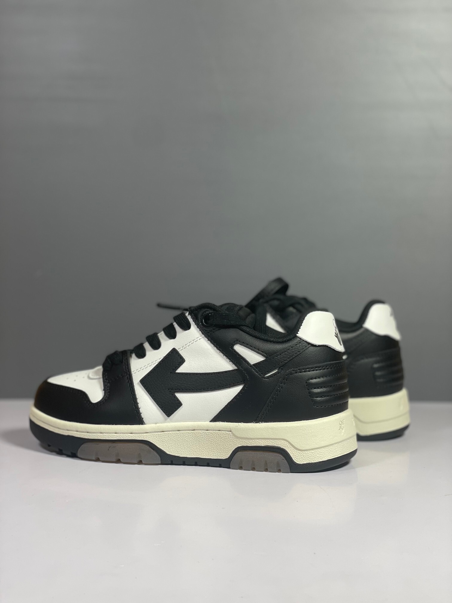 Off-White Out Of Office Calf Leather Panda vista 3