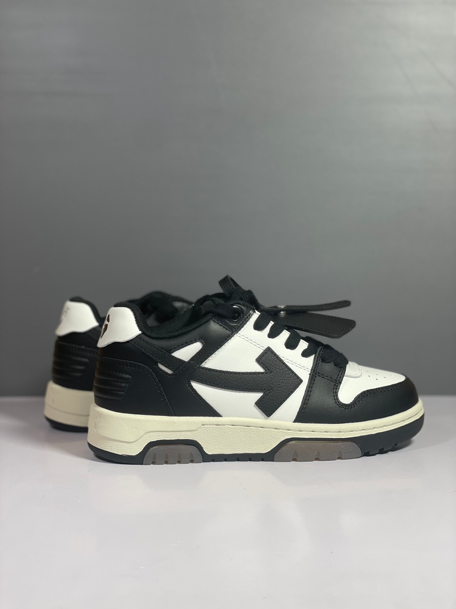 Off-White Out Of Office Calf Leather Panda vista 4