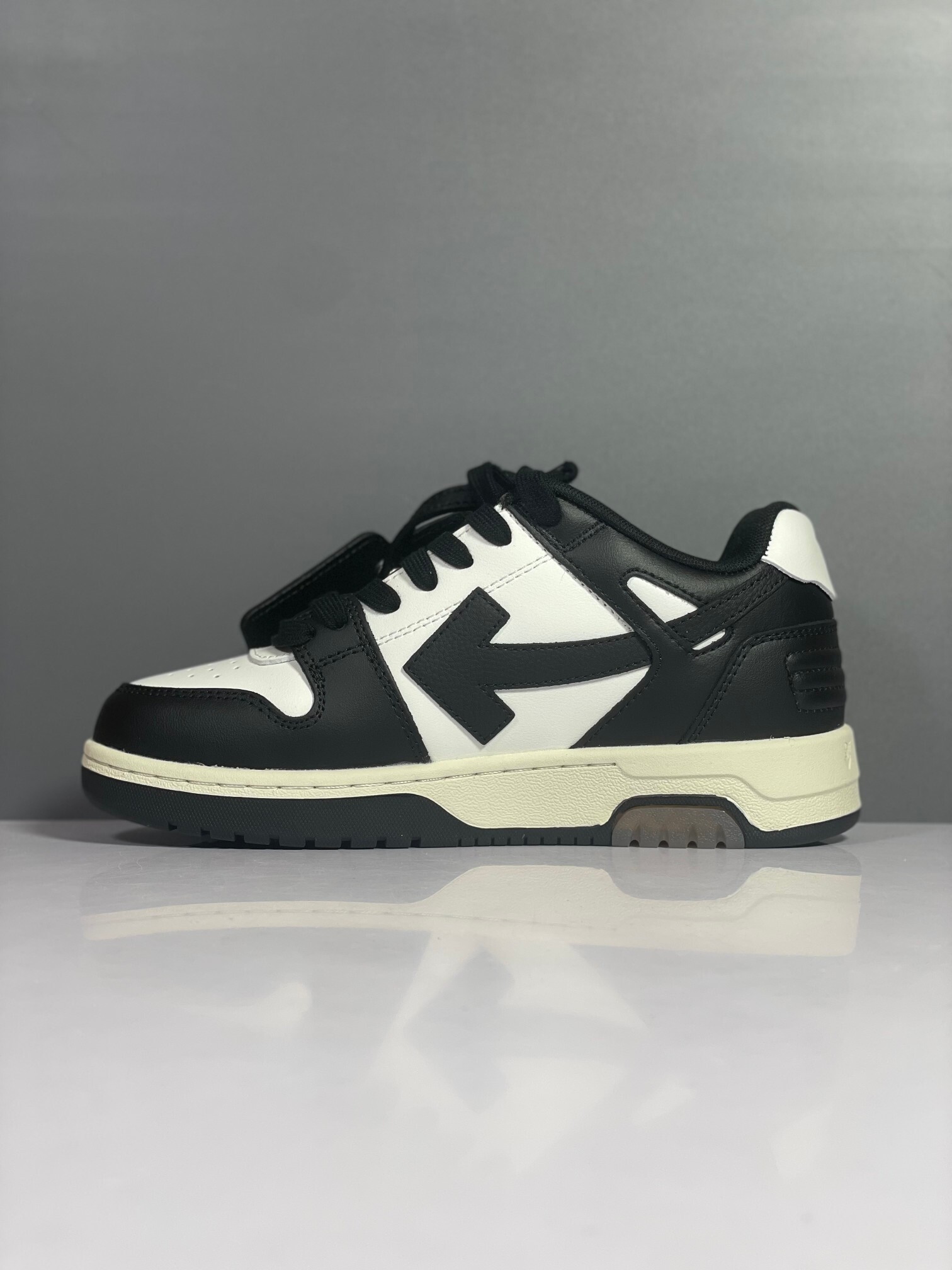 Off-White Out Of Office Calf Leather Panda vista 6