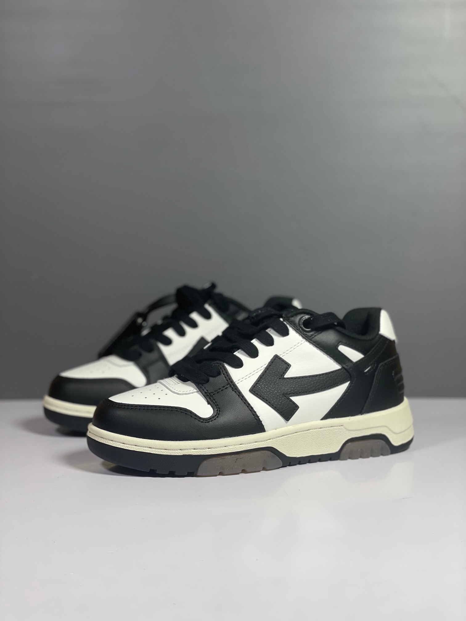 Off-White Out Of Office Calf Leather Panda vista 9